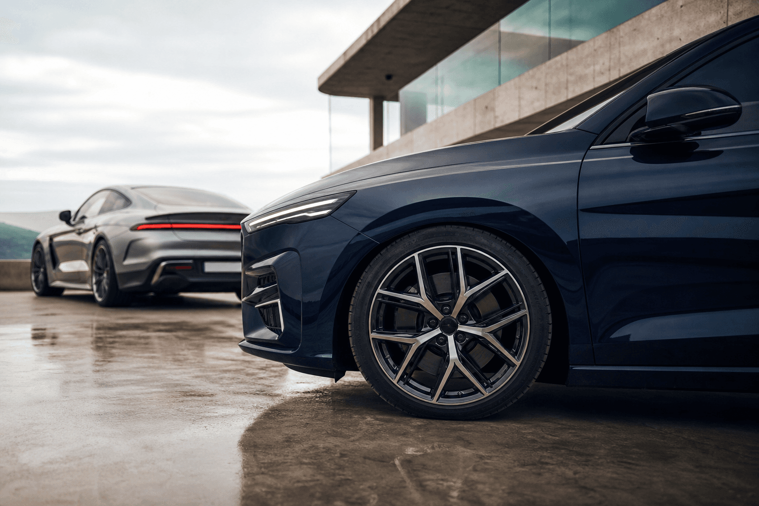Detalje af en mørk performancebil og en sportslig coupé